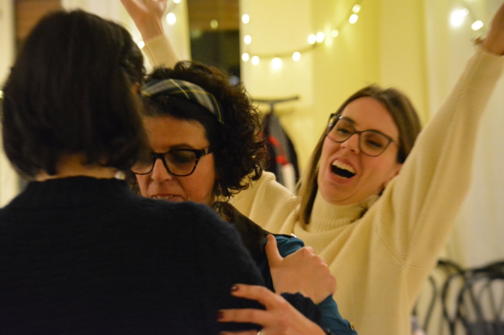 Allievi ridono e ballano durante una pratica di tango argentino nella scuola Yunta de Oro a Firenze