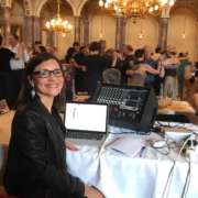 Laura Petroni alla consolle mentre musicalizza una milonga in una sala da ballo