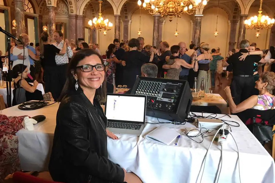 Laura Petroni alla consolle mentre musicalizza una milonga in una sala da ballo