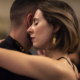 Coppia in abbraccio di tango argentino, il viso di lei di profilo appoggiato alla guancia di lui