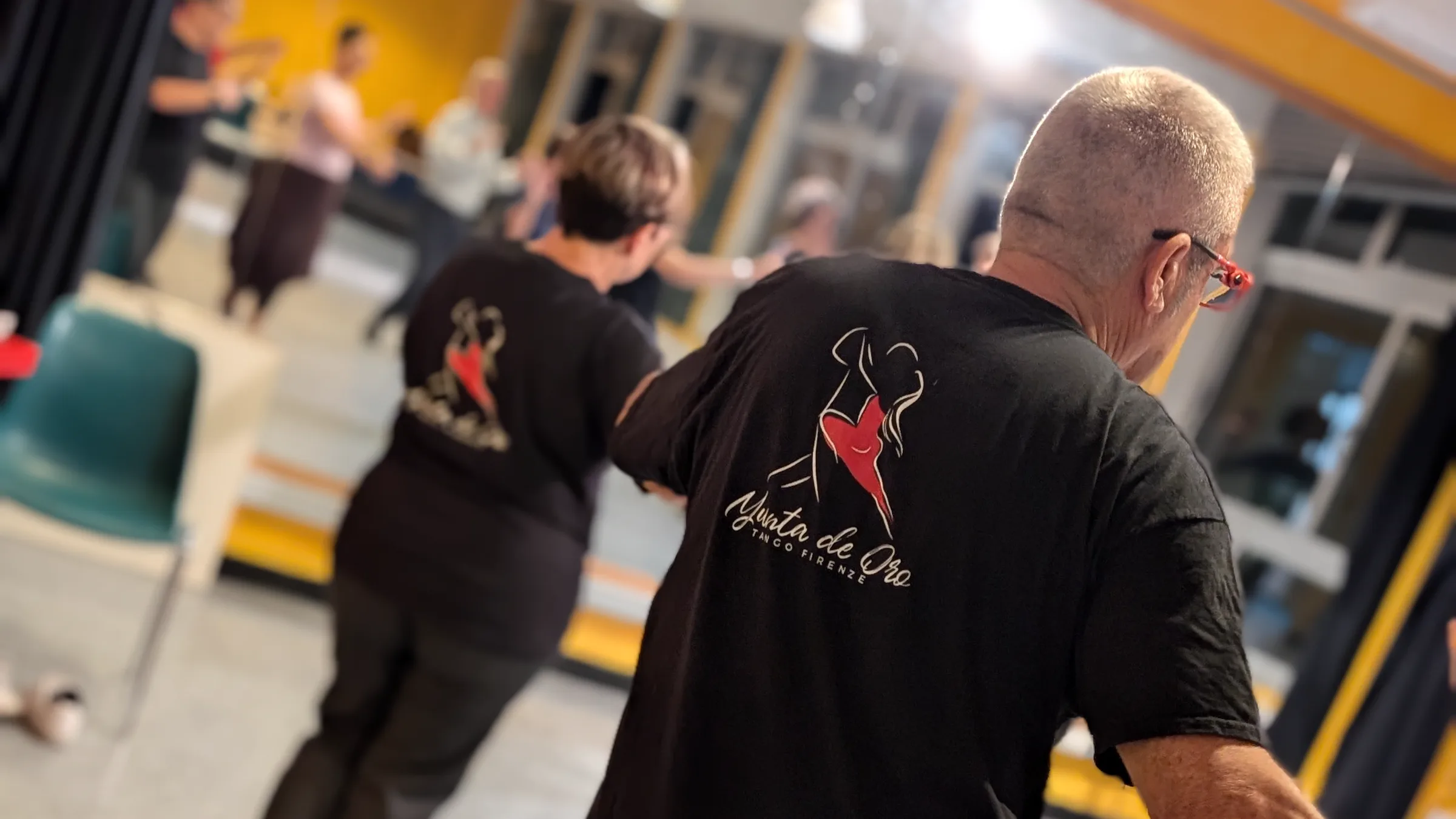 Allievi in lezione di tango argentino a Firenze, con la maglia Yunta de Oro