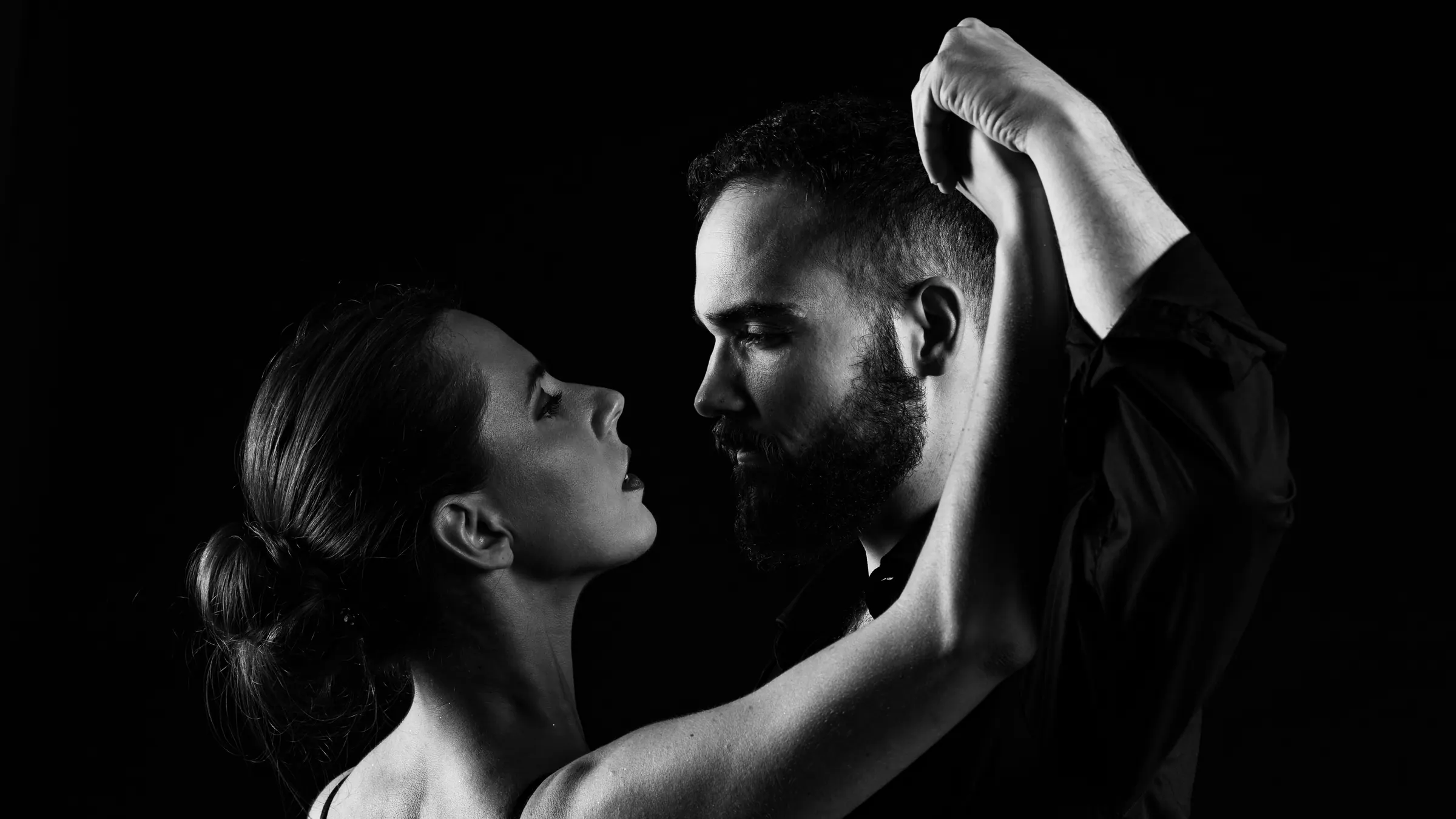 Ilaria y Vittorio nell'abbraccio del tango argentino, mano nella mano