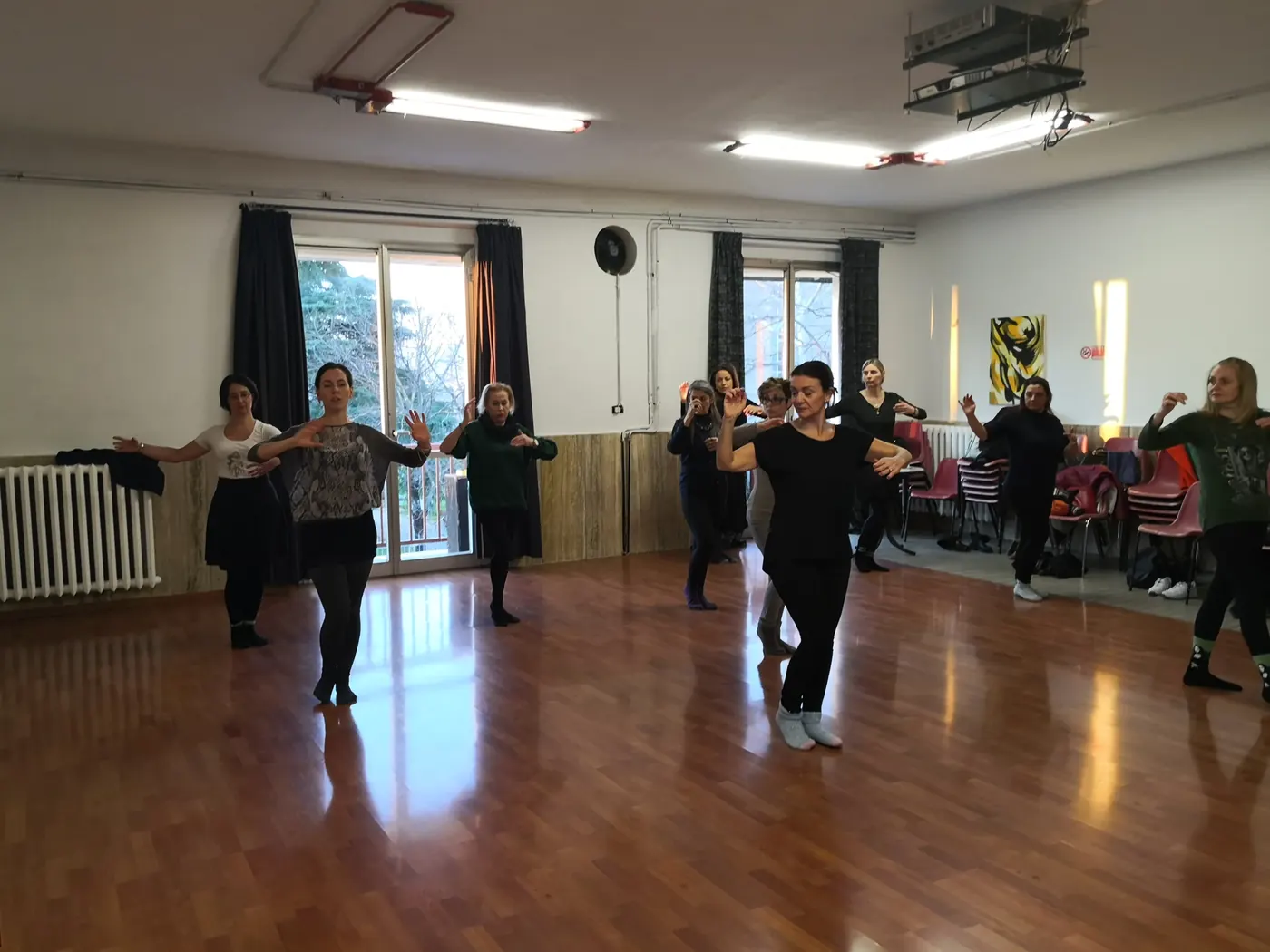Allievi durante un esercizio di tecnica di tango argentino in sala