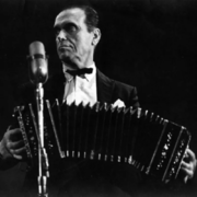 orch-laurenz Pedro Laurenz con il bandoneón davanti a un microfono