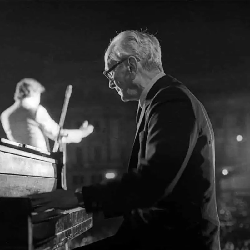Osvaldo Pugliese al pianoforte durante un concerto
