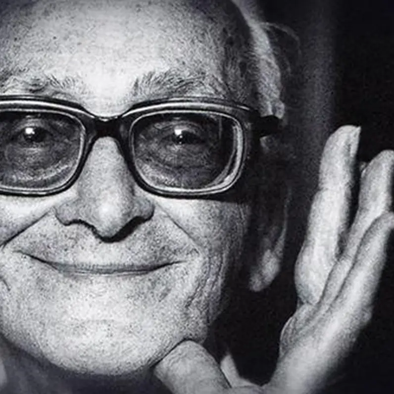 Ritratto ravvicinato di Osvaldo Pugliese con gli occhiali