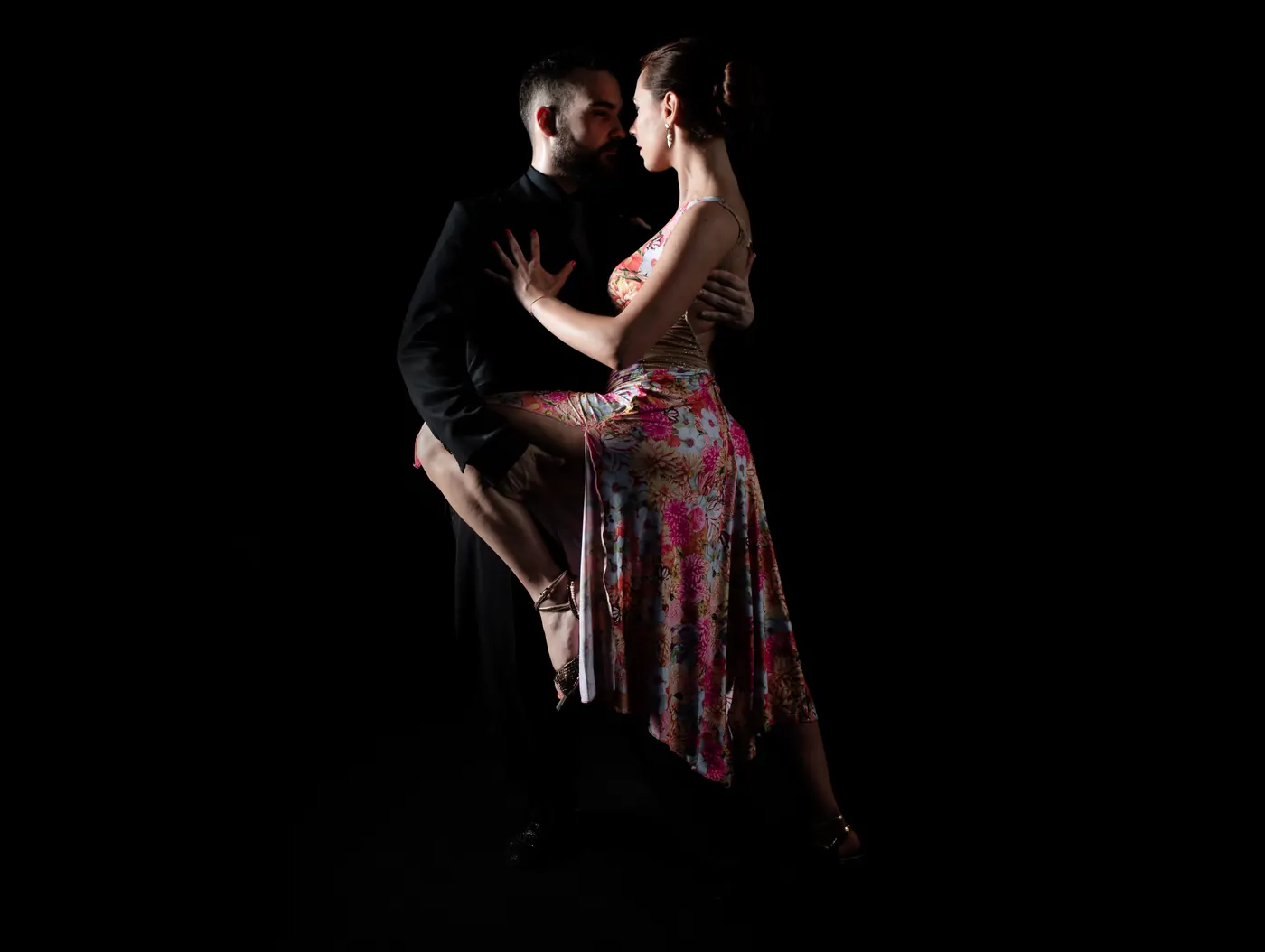 Figura di tango argentino su fondo scuro, il movimento nato dalla musica