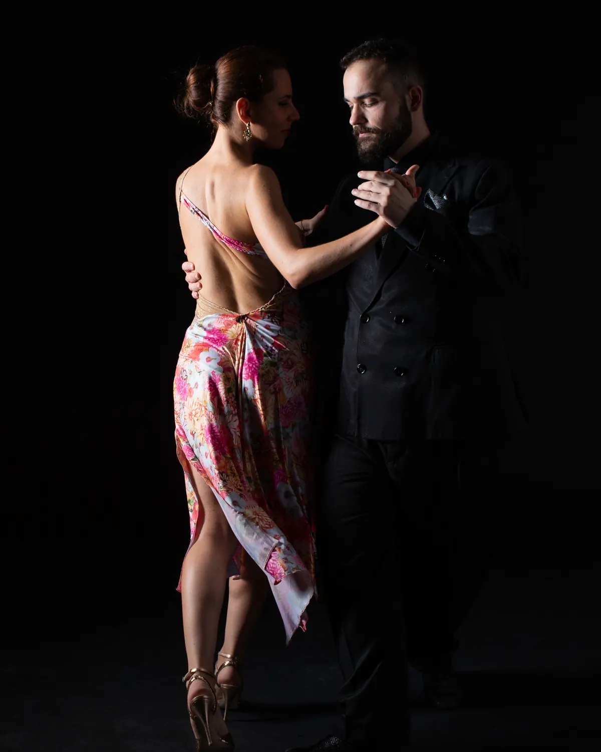 Ilaria y Vittorio in una camminata di tango argentino, figura intera