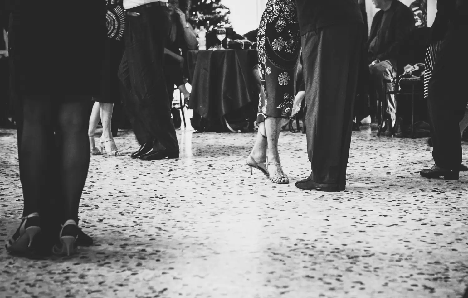 Gambe e scarpe da ballo in pista durante la milonga La Classica, tango argentino, 6 gennaio 2023