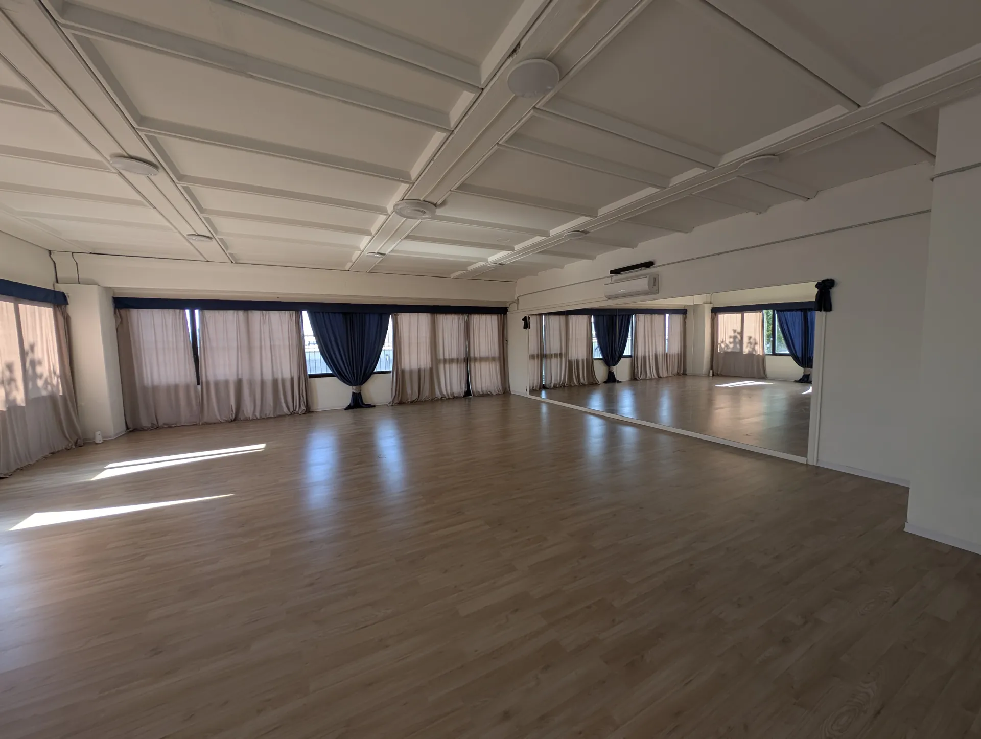 La sala di tango argentino a Osmannoro, con le tende rosse e il grande specchio a bordo pista